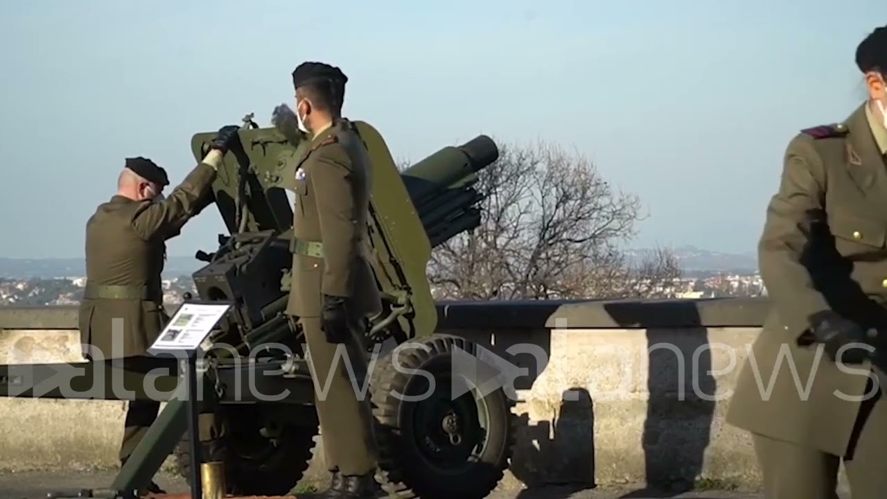 Le 21 salve di cannone dal piazzale del Gianicolo dopo il giuramento di Mattarella