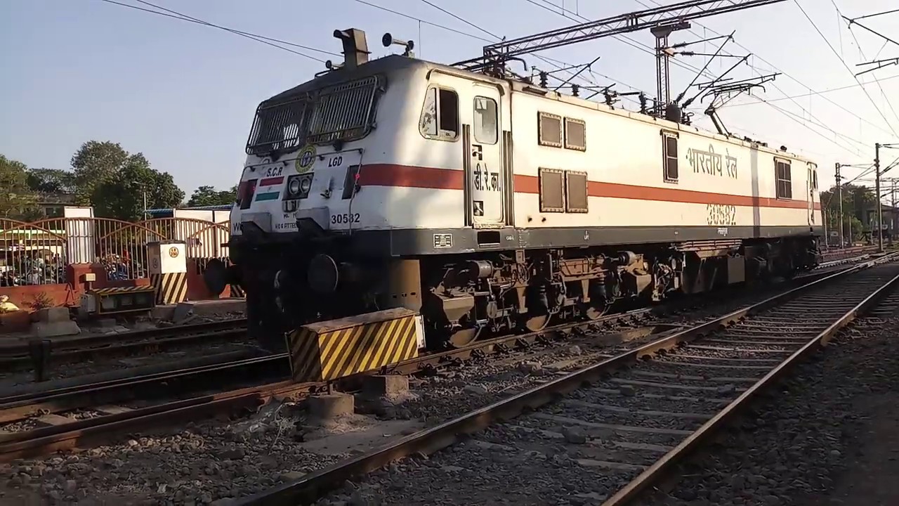 WAP7 LGD LOCO - 30582 | VIJAYAWADA JUNCTION | AVK TrainZone