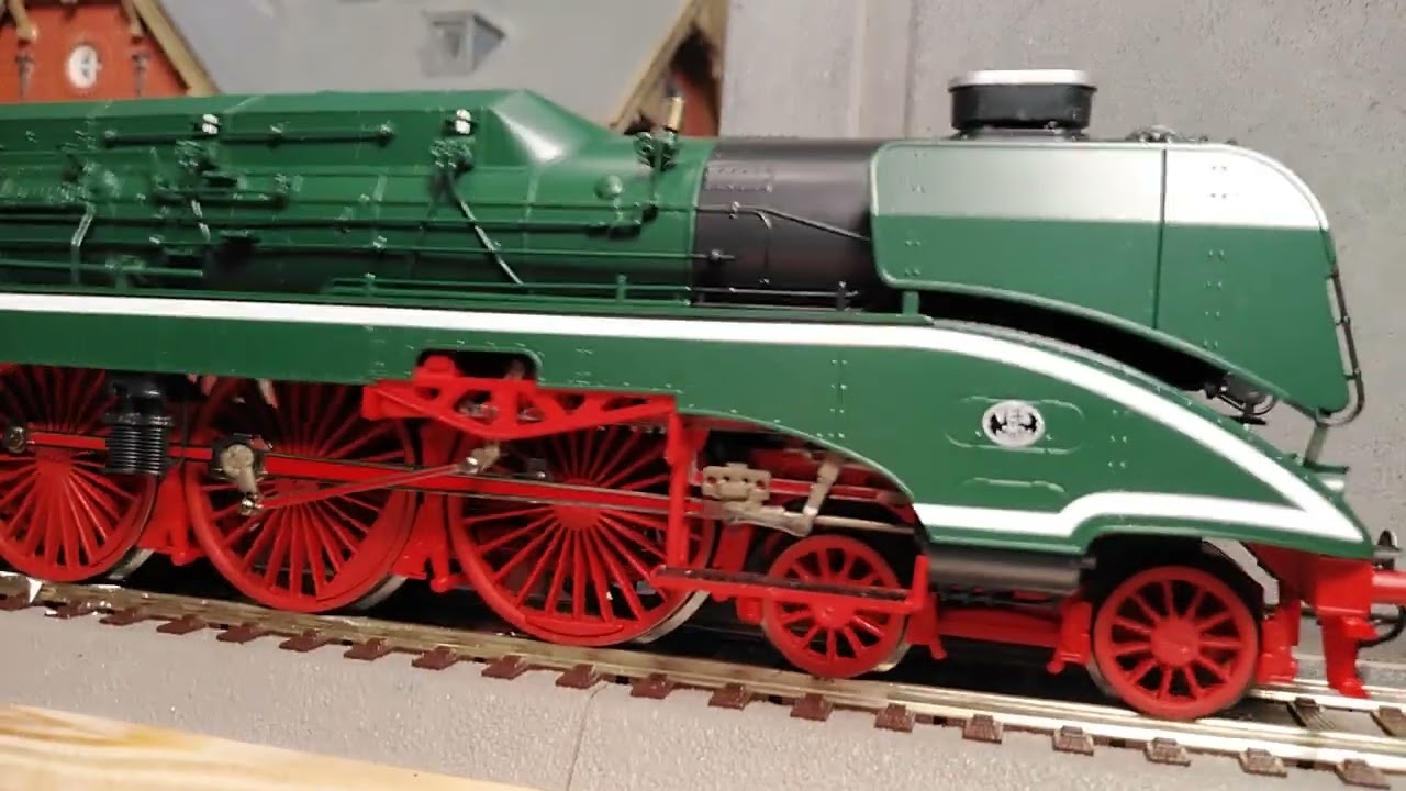 BR 02 0201-0 der DR  von ROCO mit Loksound in H0 für DC