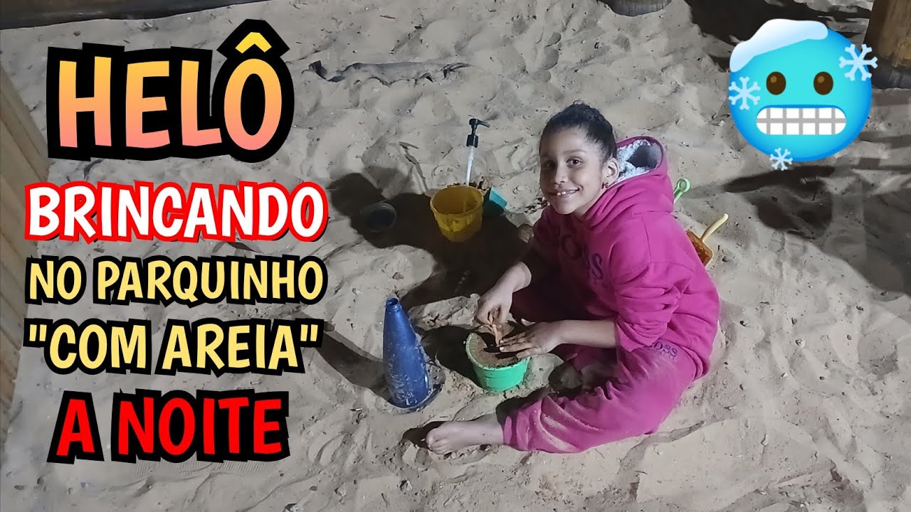 Helô Brincando na Areia de Noite 