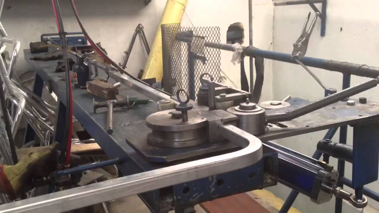 Bending square aluminum tube pipe.  Curvado de tubo de aluminio cuadrado para sillas de aluminio