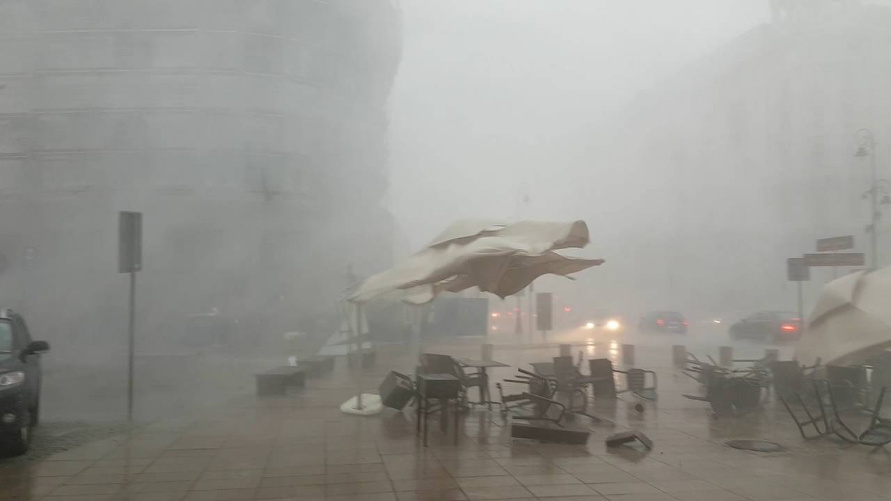 Crazy weather destroys caf&eacute; in Warsaw, Poland