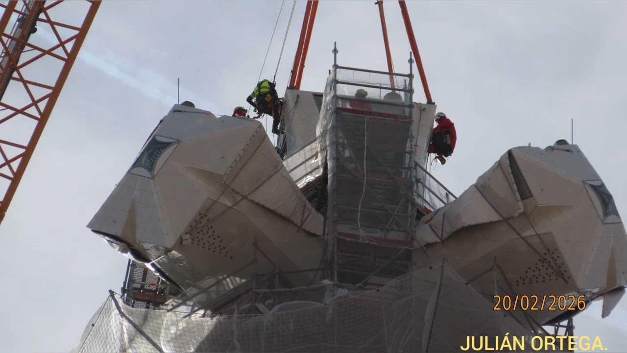 HOY SE CORONA LA CRUZ DE JESÚS. EN LA SAGRADA FAMILIA.! LA BASÍLICA YA ESTÁ COMPLETA.! 20/02/2026