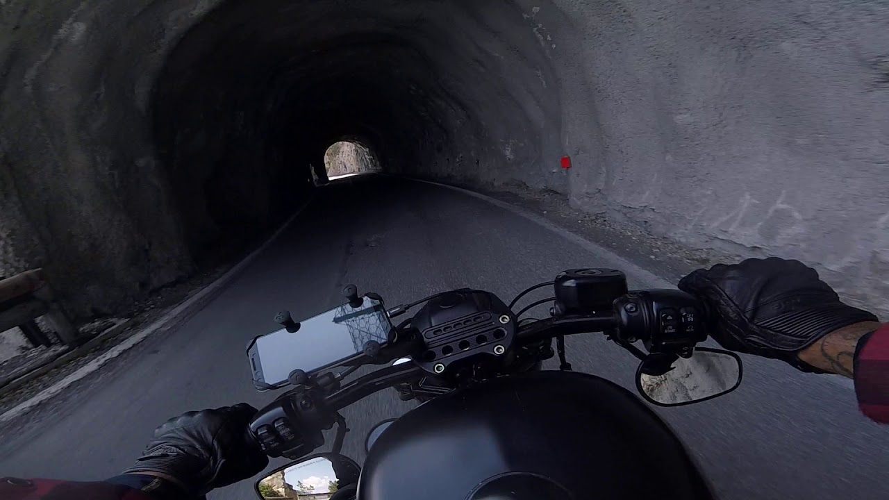 Strada Della forra Harley Davidson Sportster iron 883