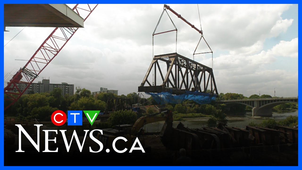 Crane removes crossing bridge over Grand River
