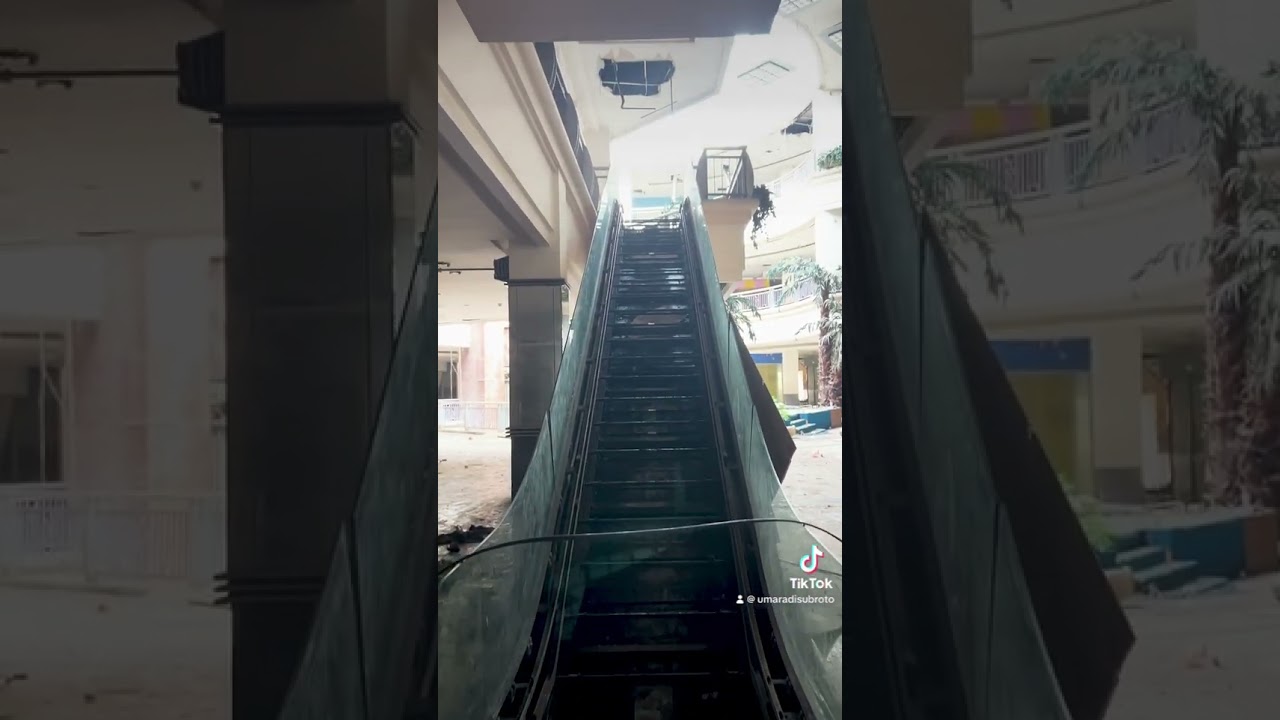 Penampakan Angker Salah Satu Mall Yang Terbengkalai 😱