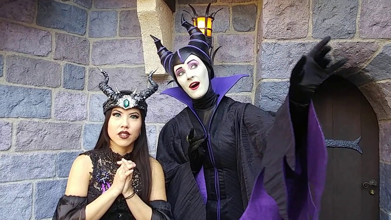 MEETING MALEFICENT IN MY MALEFICENT COSPLAY! DISNEYLAND