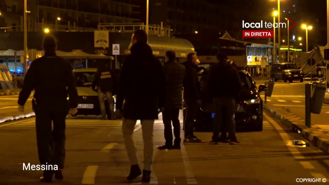 Coronavirus, il sindaco di Messina al porto per bloccare traghetto dalla Calabria