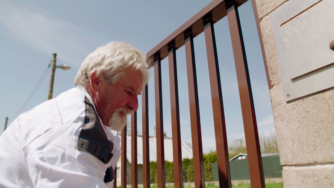 Jak a čím natřít kovovou bránu? Jednosložkovým polyuretanem od COLORLAKu! (U2210 - 1K POLYURETAN)