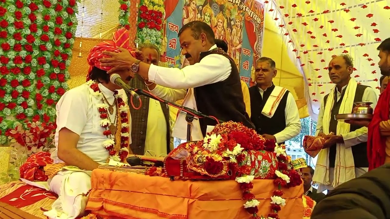 बल्लू भाई साहब गुरुजी को तिलक सपा बनातेहुए ग्राम लंबा चक्र राम कथा