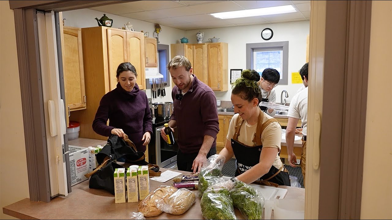 Расширение доступа к продовольствию и снижение социальной изоляции среди пожилых людей