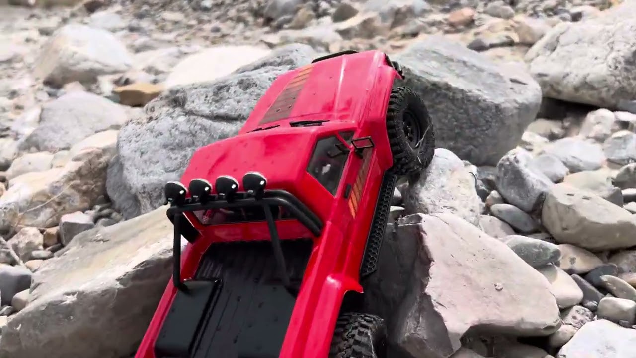 Hpi Venture 18 Toyota Hilux sr5 on a scale trail run#rccrawl #hpi #rcfun 