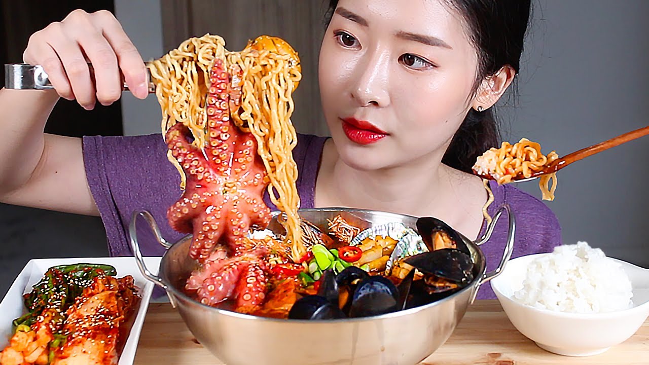 Рамен из морепродуктов Осьминог ASMR MUKBANG Eating Show