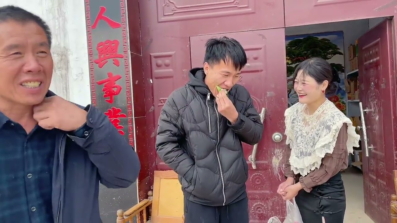 海南的大哥寄来生槟榔，小兵抢着要吃，一不小心滑坑里，这下完了