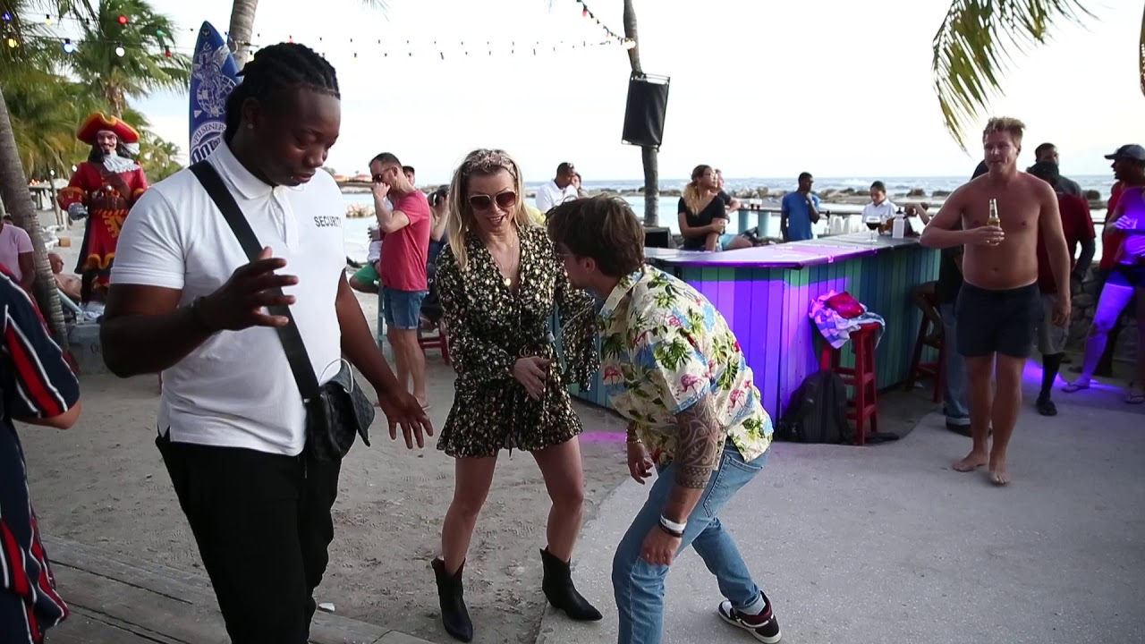 Andre Hazes & Bridget Maasland op het strand van Curacao