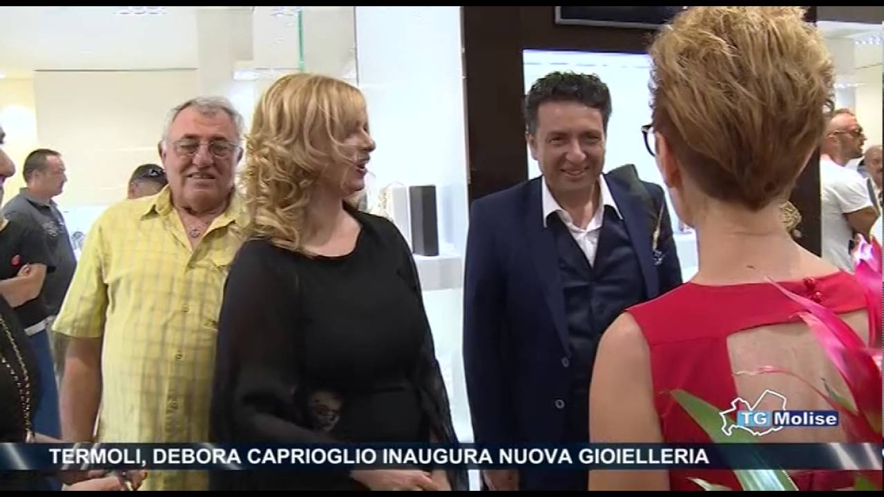 Termoli, Debora Caprioglio inaugura nuova gioielleria