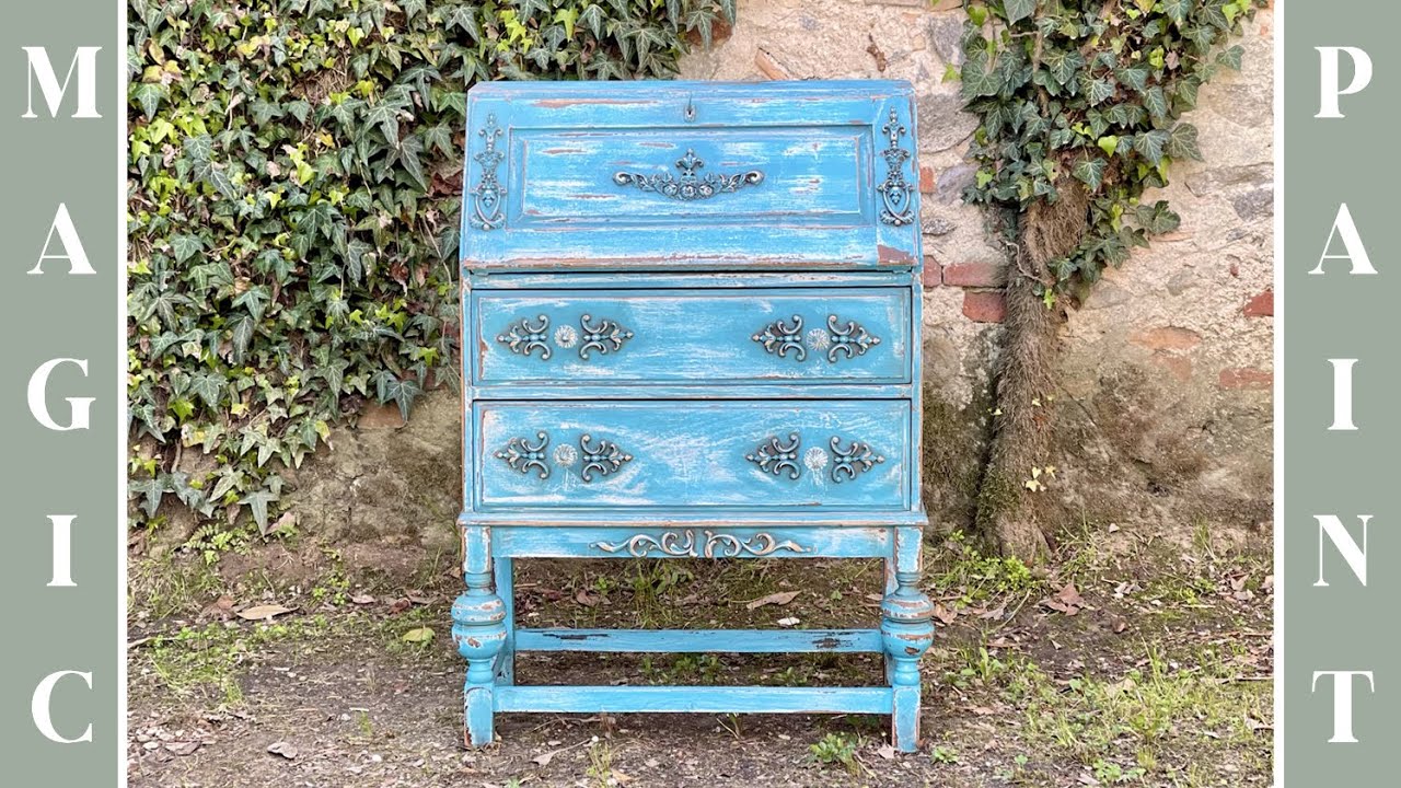 Restyling di uno scrittoio nei toni del mare!Fregi, stile chippy e decapè, per un effetto romantico!
