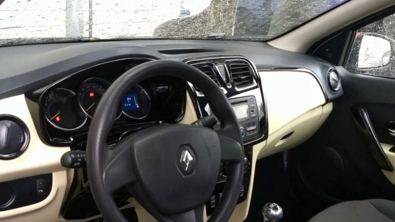 Montagem do painel na cor bege Renault Logan