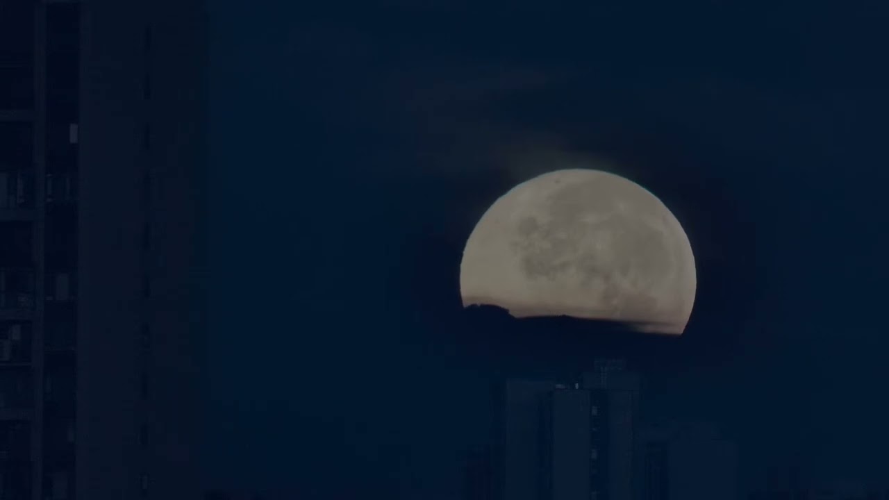 It&rsquo;s the full moon again