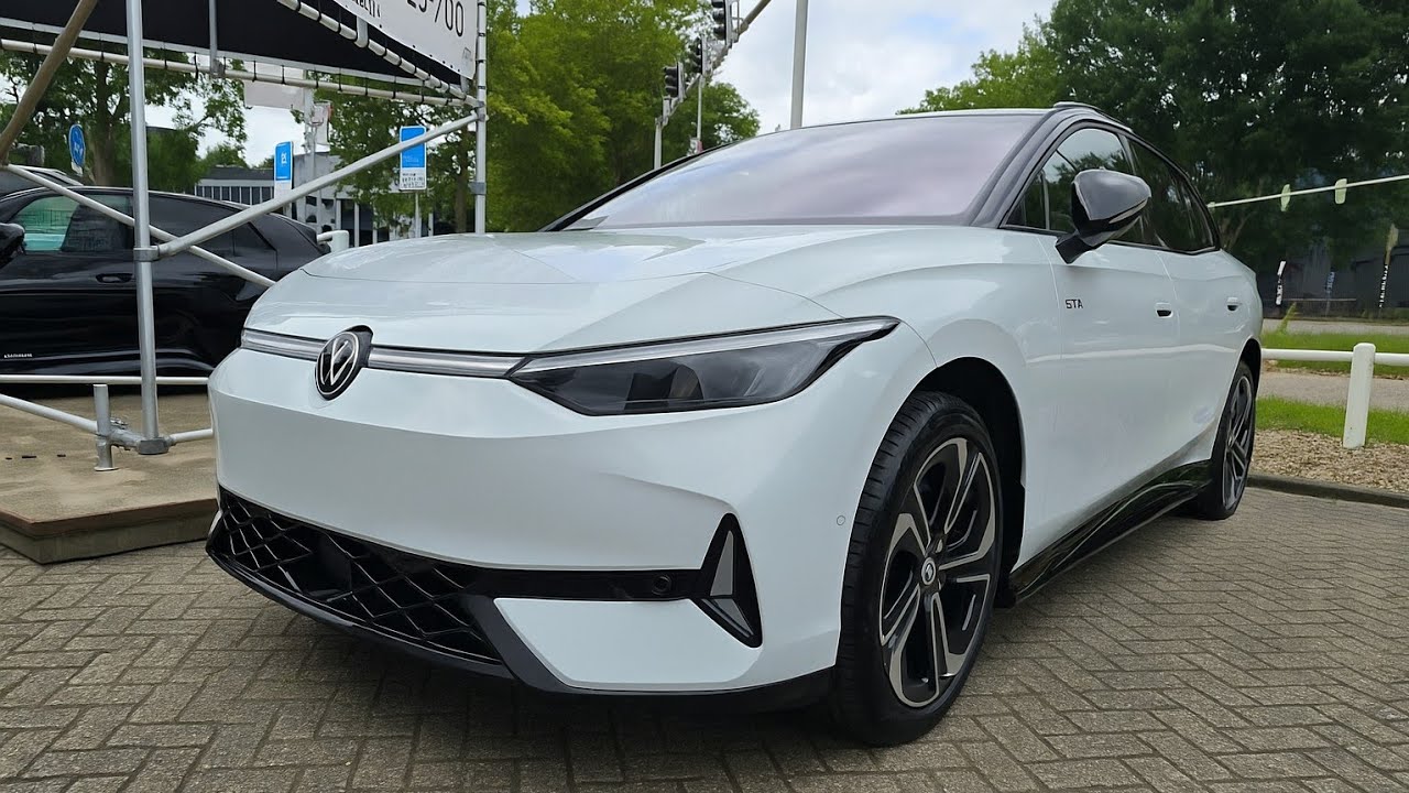 2025 Volkswagen ID.7 Tourer GTX Walk Around in Gletscher White in 4K