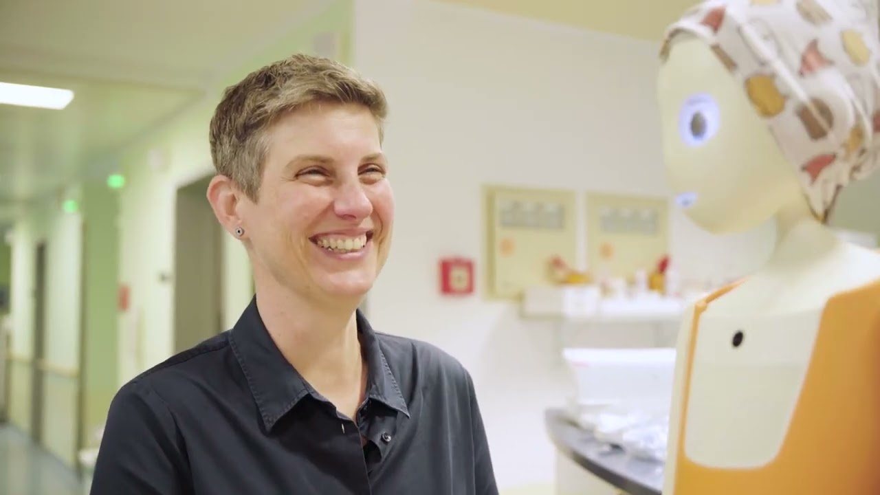 KI nutzen. Mit der IHK -  Roboter Lotta am Klinikum Frankfurt (Oder)