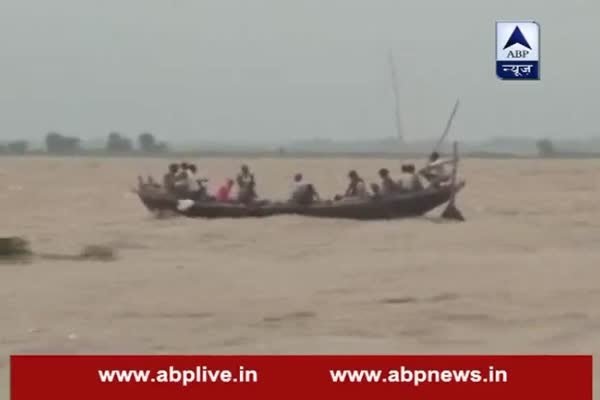 Patna: Ignoring government's warning, boats sail on flooded river