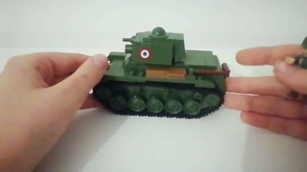 Cobi moc: Renault R-35 w skali figurkowej.