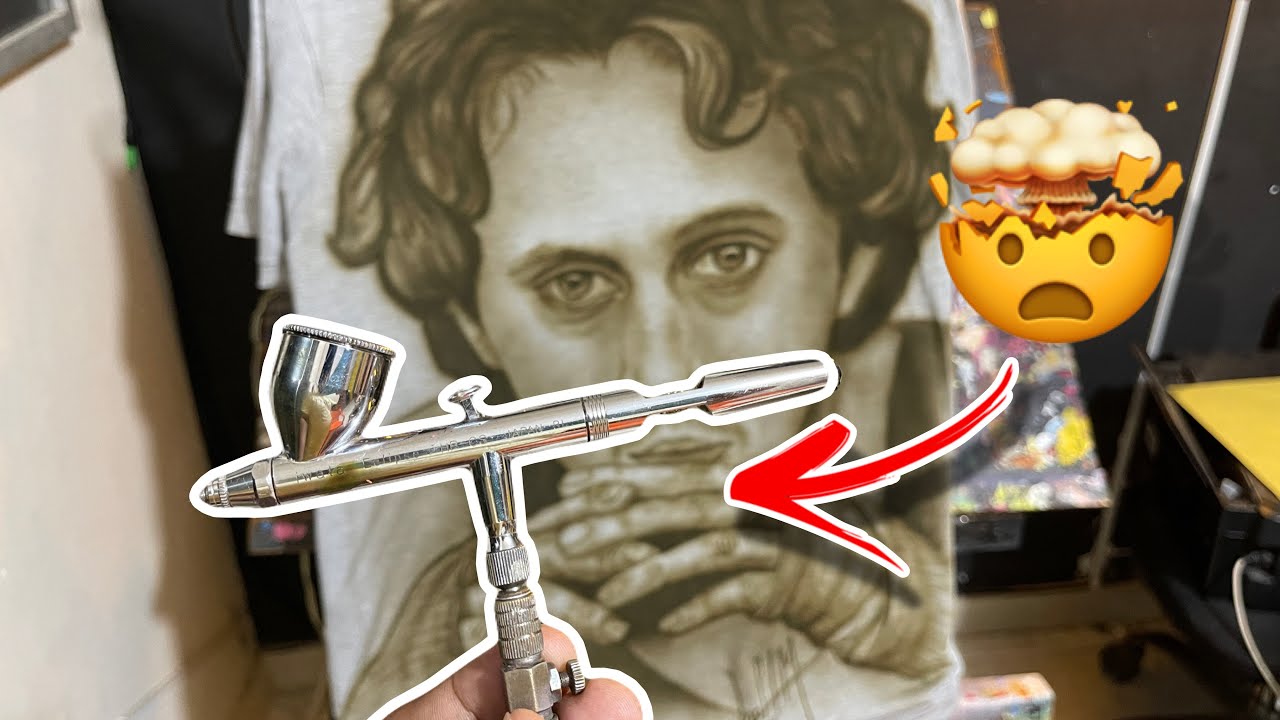 Aerografía textil PINTAMOS el rostro de Cancerbero sobre una camiseta o playera gris