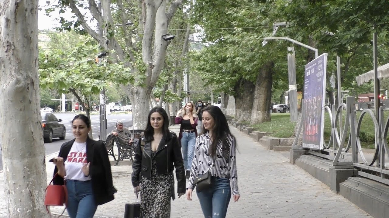 Ереван, 24.05.20, Su, Прогулка вокруг Оперы,  Розы, 67-ой день, Video-2.