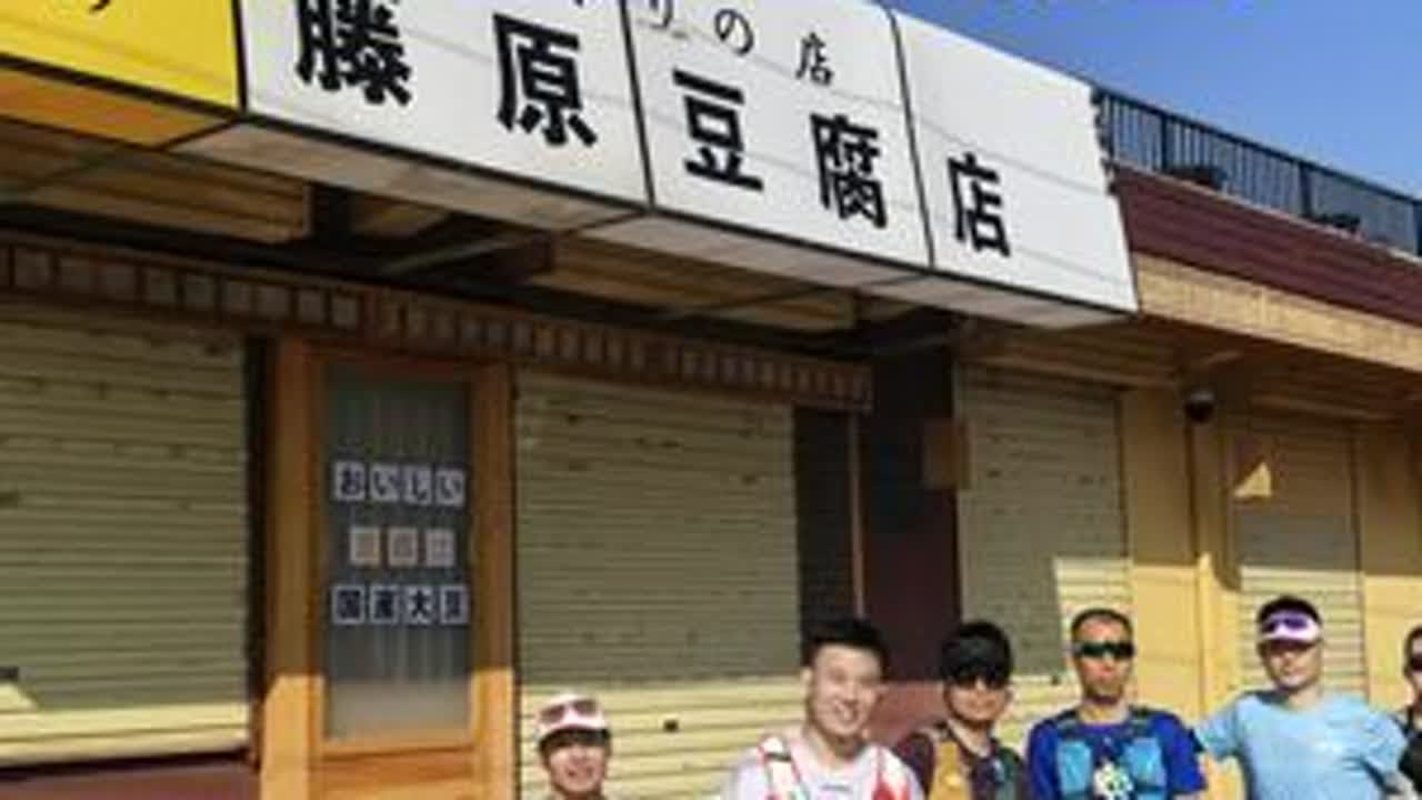 骊山越野跑 骊山越野跑，适合越野入门，附路线详细攻略。23.5 公里，累积爬升 950 米，路线包含了土路、林间路、水泥路、柏油路、景区台阶路，非常轻的越野路线。#骊山越野跑 #越野跑 #骊山 #华
