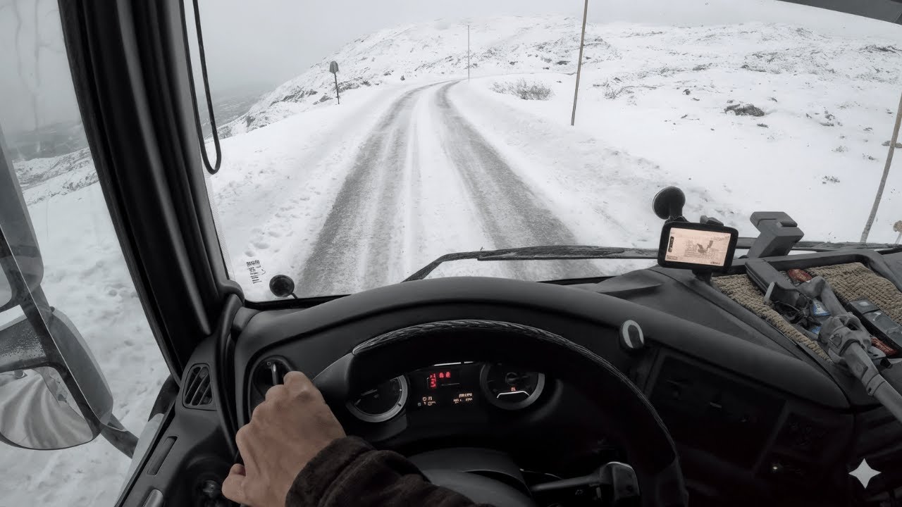 Грузовик застрял на крутом заснеженном склоне.