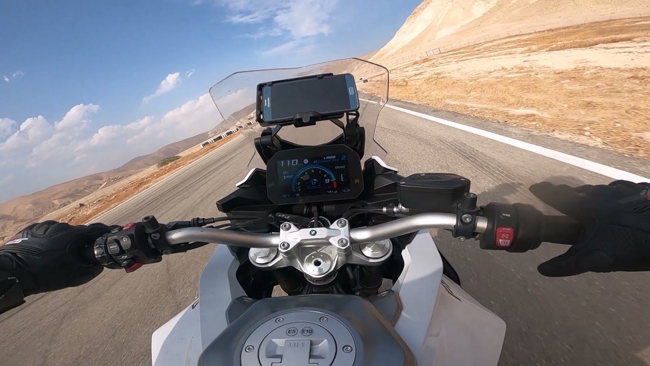 BMW F900xr vs cbr600rr  in a race track