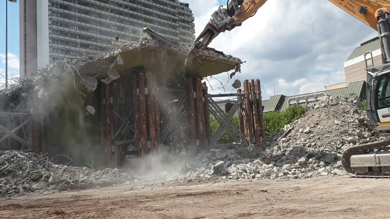 Abriss der Hochstraße! Die Bagger beißen sich wieder in die Brücke