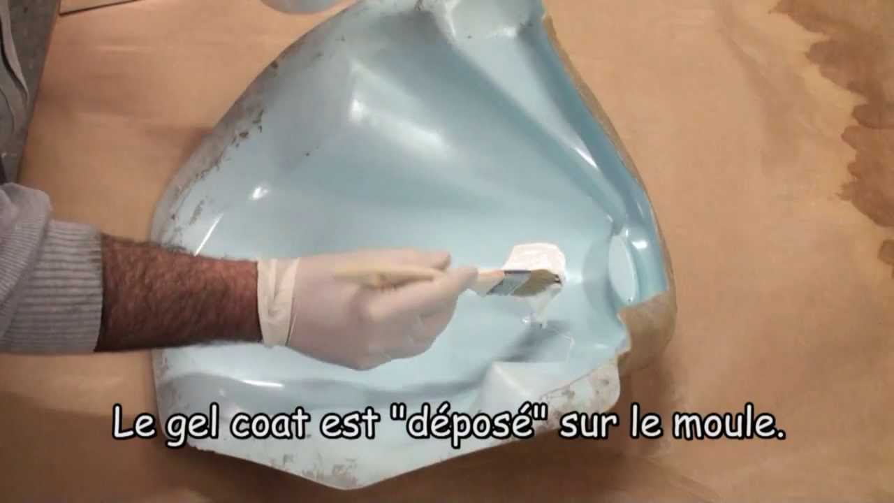 Application de gel coat polyester au pinceau dans un moule rigide.