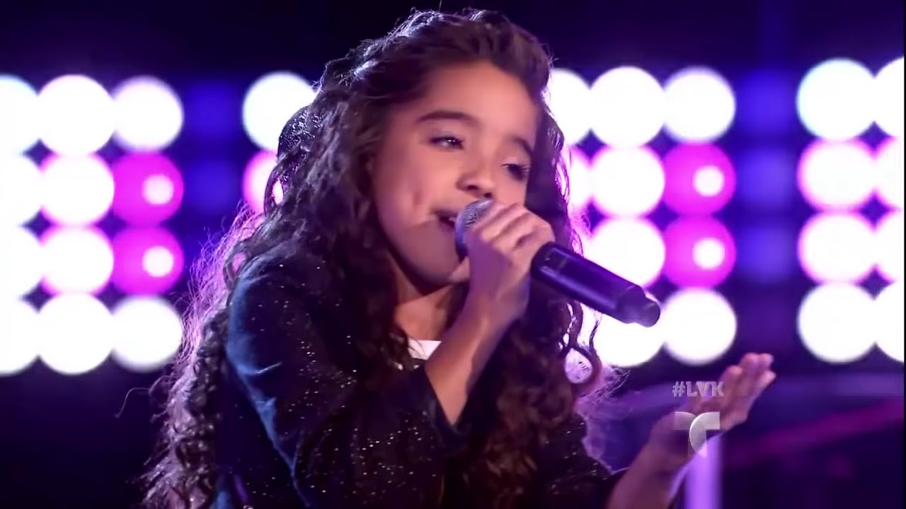 Daniela Ramos canta 