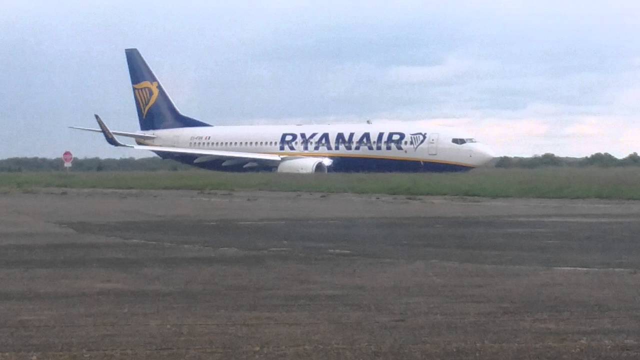 Décollage Ryanair Boeing 737 800 sur l'aéroport de Tours  ( LFOT )