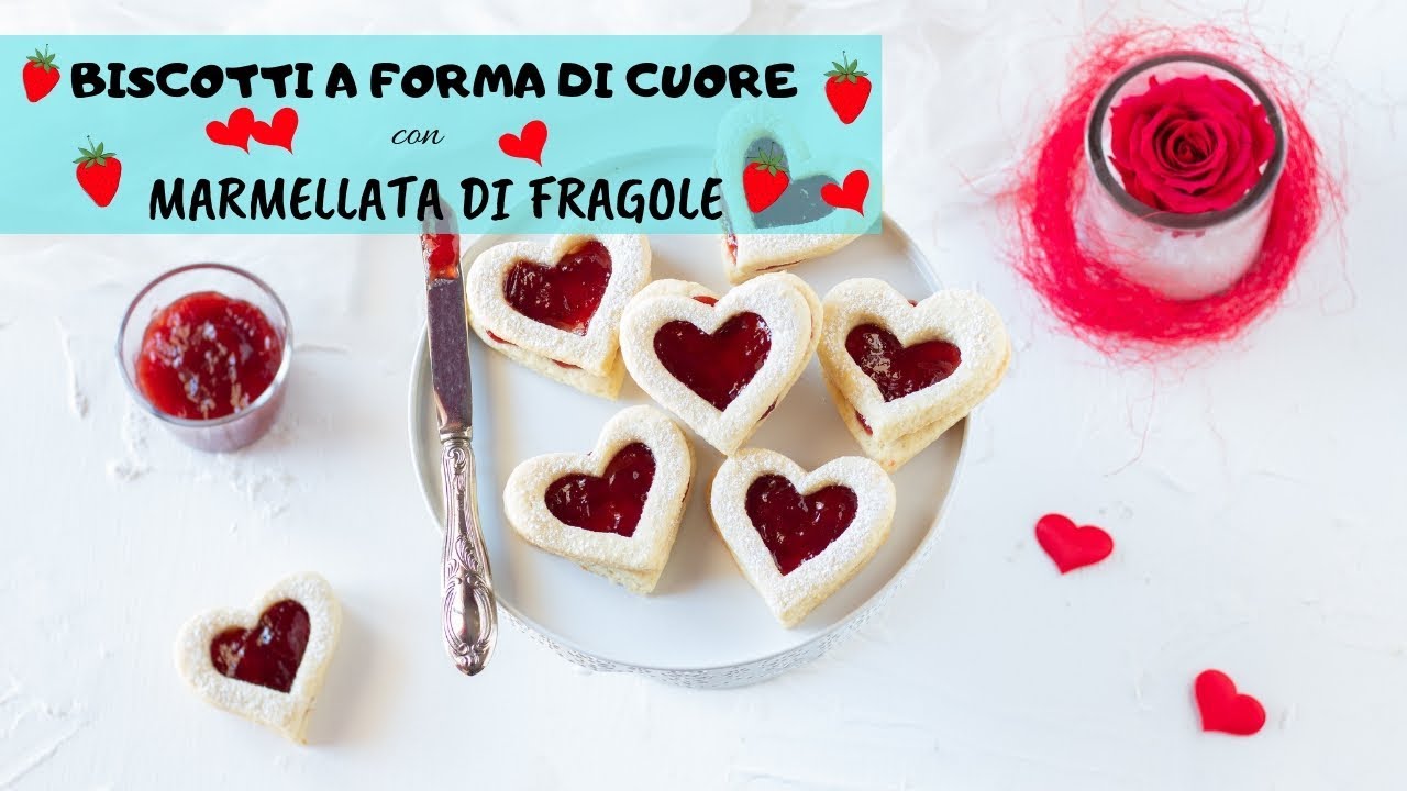 BISCOTTI A FORMA DI CUORE CON MARMELLATA DI FRAGOLE