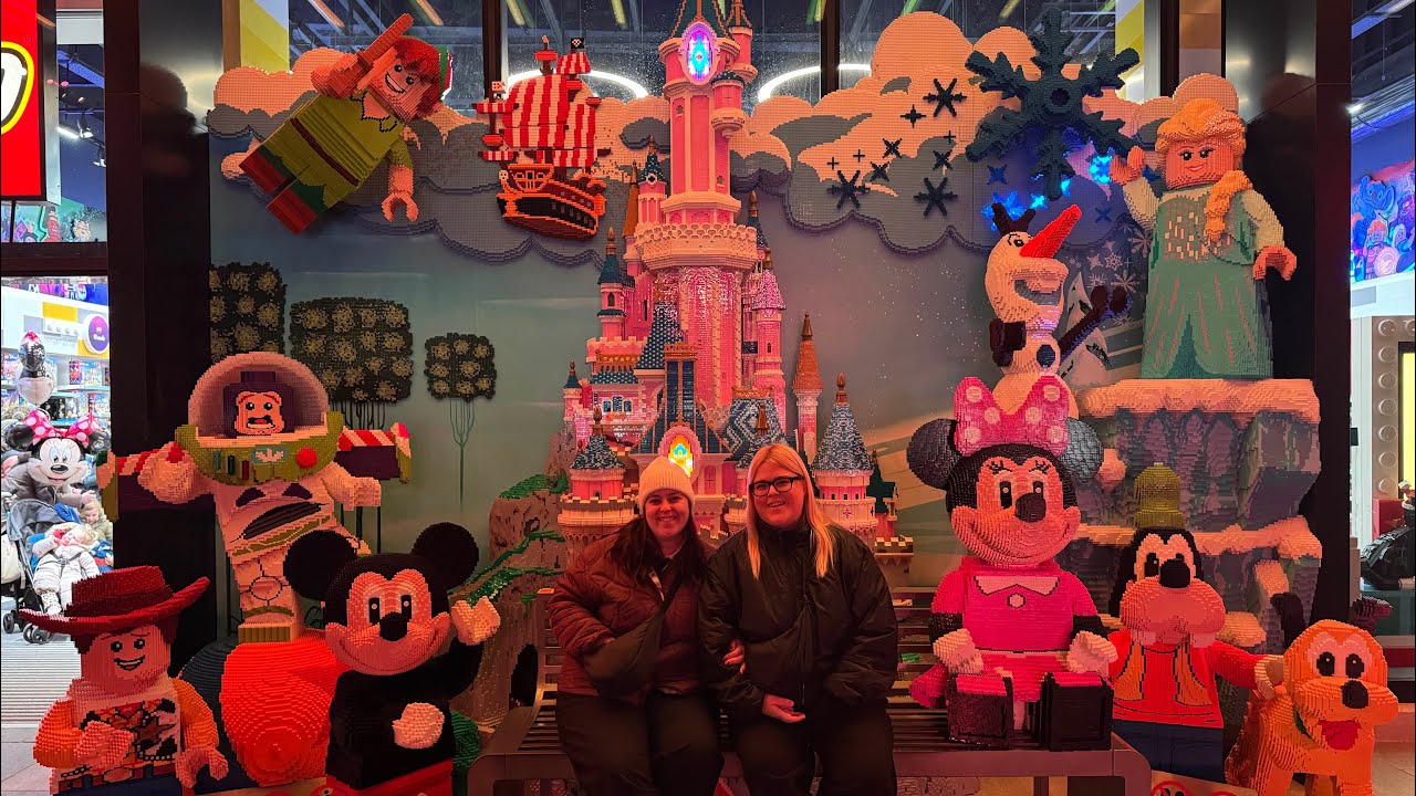 Una vuelta por DISNEY VILLAGE y por un HOTEL ECONÓMICO en Disneyland Paris