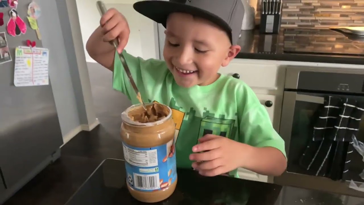 Lil Liam Makes A PB and Honey Sandwich