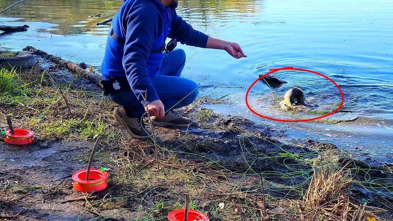 INGENIOSA forma de pescar tiene este pescador, con LINEA y CARRETE de mano
