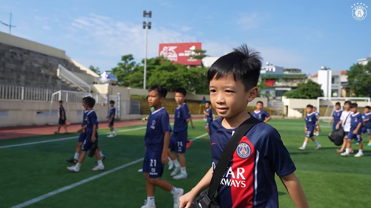 Văn Quyết đưa con trai tới Trung tâm đào tạo bóng đá trẻ Bắc Giang tập luyện