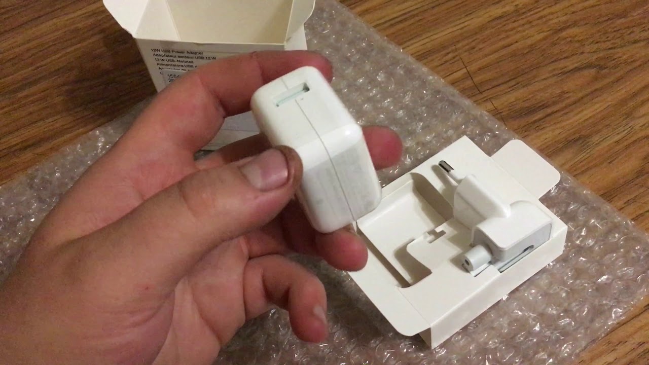 Распаковка Сетевое зарядное устройство Apple 12W USB Power Adapter для iPad (MD836ZM/A) из Rozetka