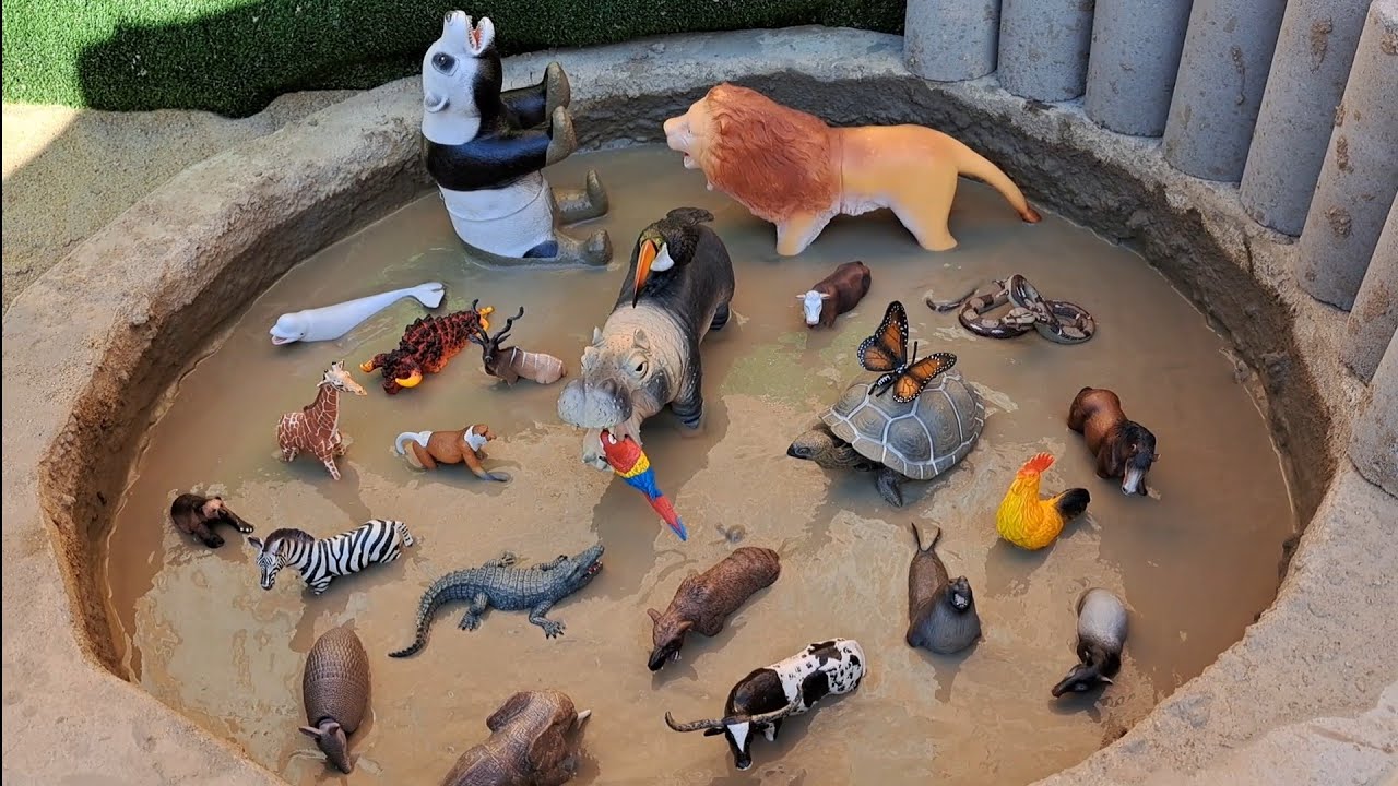 Animais de Plástico Presos na Lama Girafa Zebra Galo Urso Panda Cudo Tucano Crocodilo Baleia Beluga