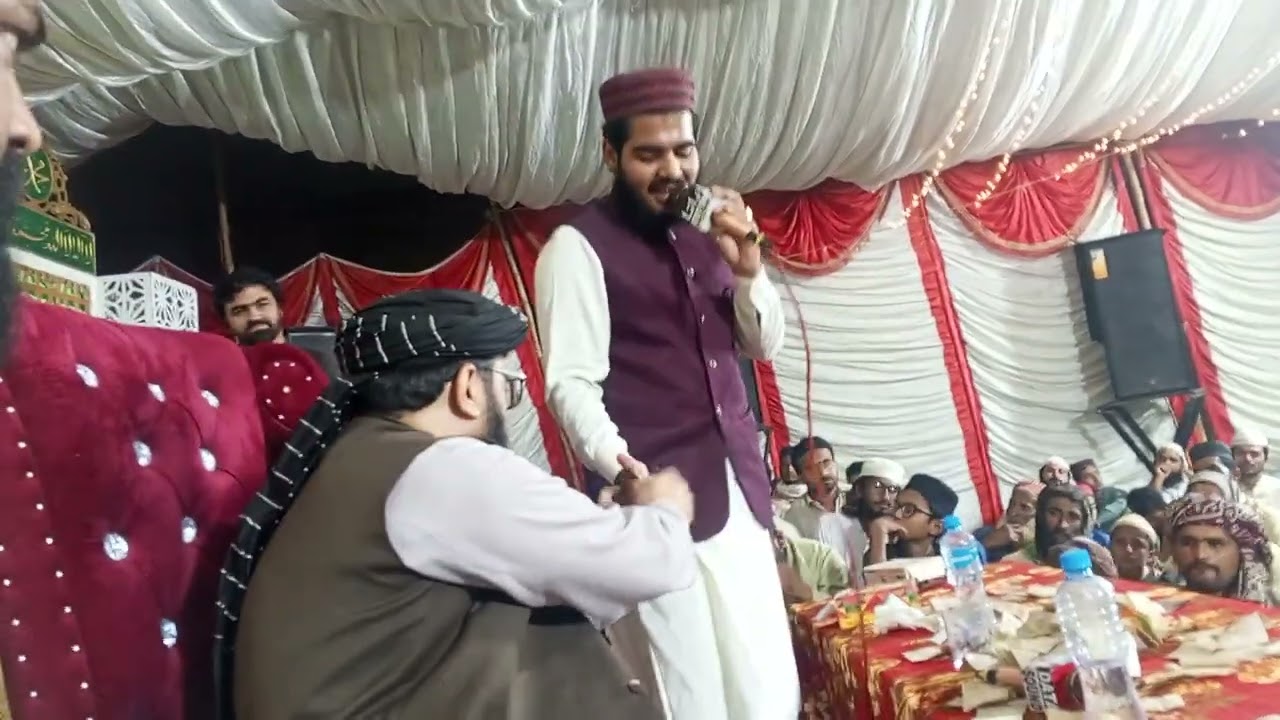 حافظ عمر فاروق کو حضرت شاہ جی انعام دیتے ہوئے سلامت رہیں