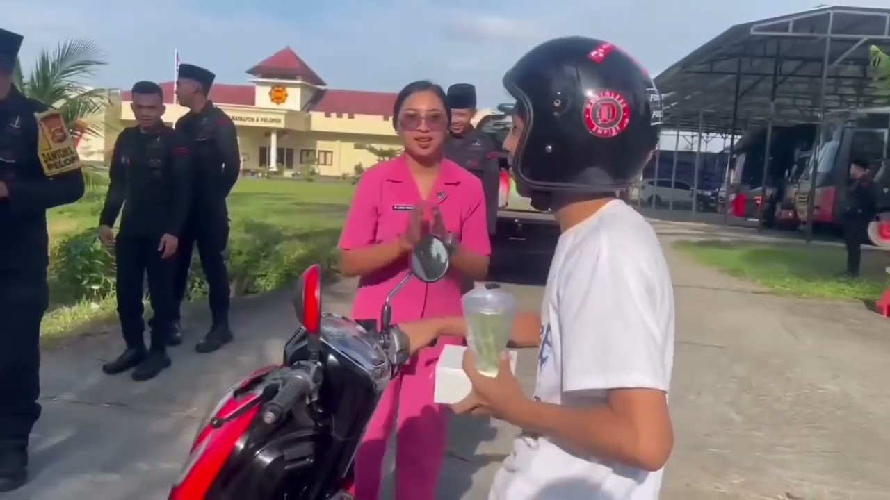 Satbrimob Polda Nusa Tenggara Barat melaksanakan kegiatan berbagi takjil kepada masyarakat