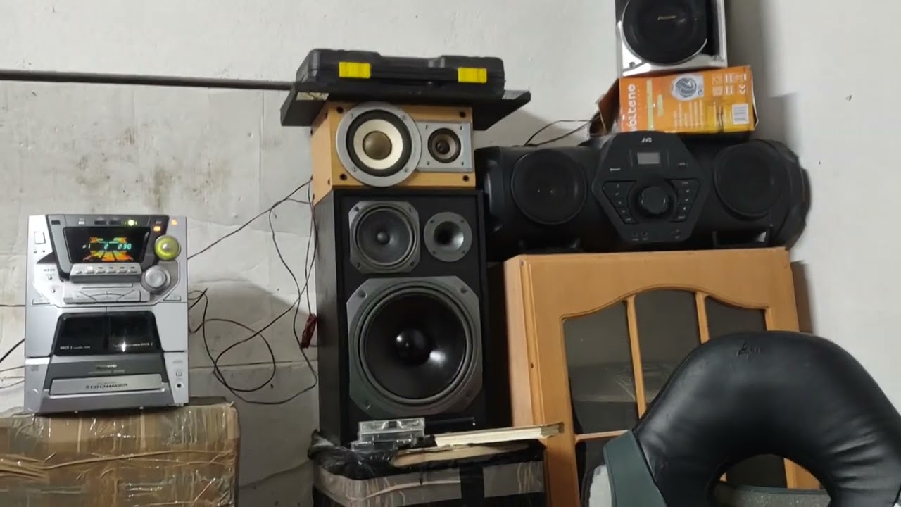 Panasonic SA-AK 44 z kolumnami po rogach.