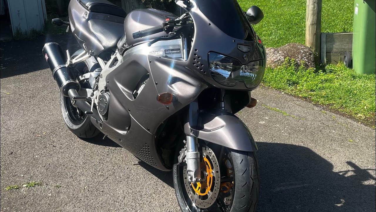 Honda CBR900RR Fireblade Restoration. 