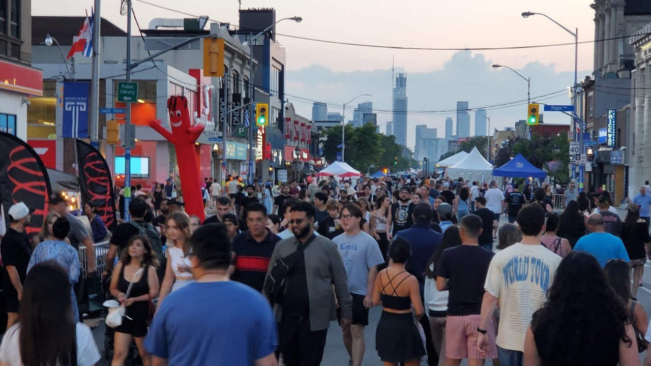 Фестиваль Taste of the Danforth в греческом квартале Торонто, Онтарио, Канада. 7 августа 2026 г.