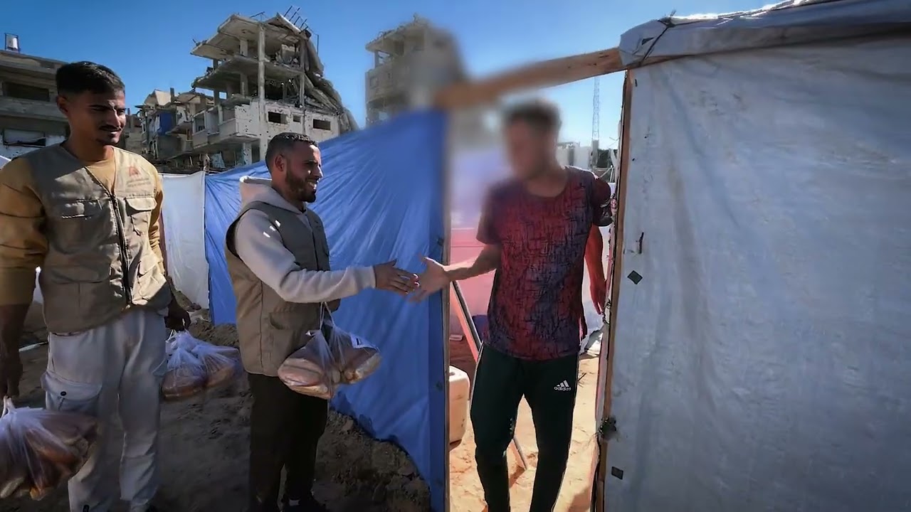 ✳️ مشروع توزيع خبز على أهلنا في قطاع غزة بتبرع كريم من الأخ خالد العازمي. #وقف_المسجد_الأقصى
