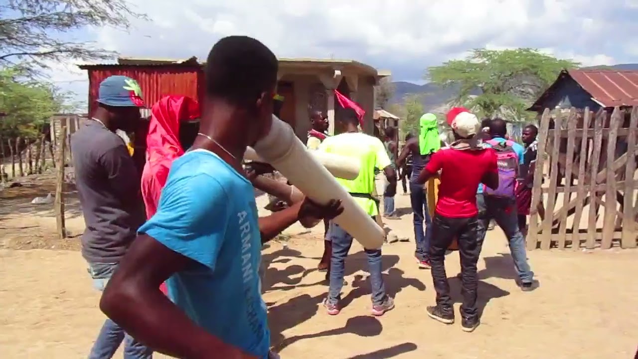 Band Dlo Manyok de Mapou Artibonite ki te vinn Atchevwo nan Exercise Rara mars 2016 MVI 0215